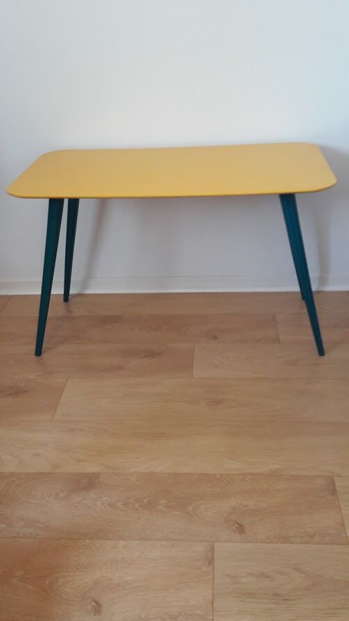 Table basse avec pieds compas