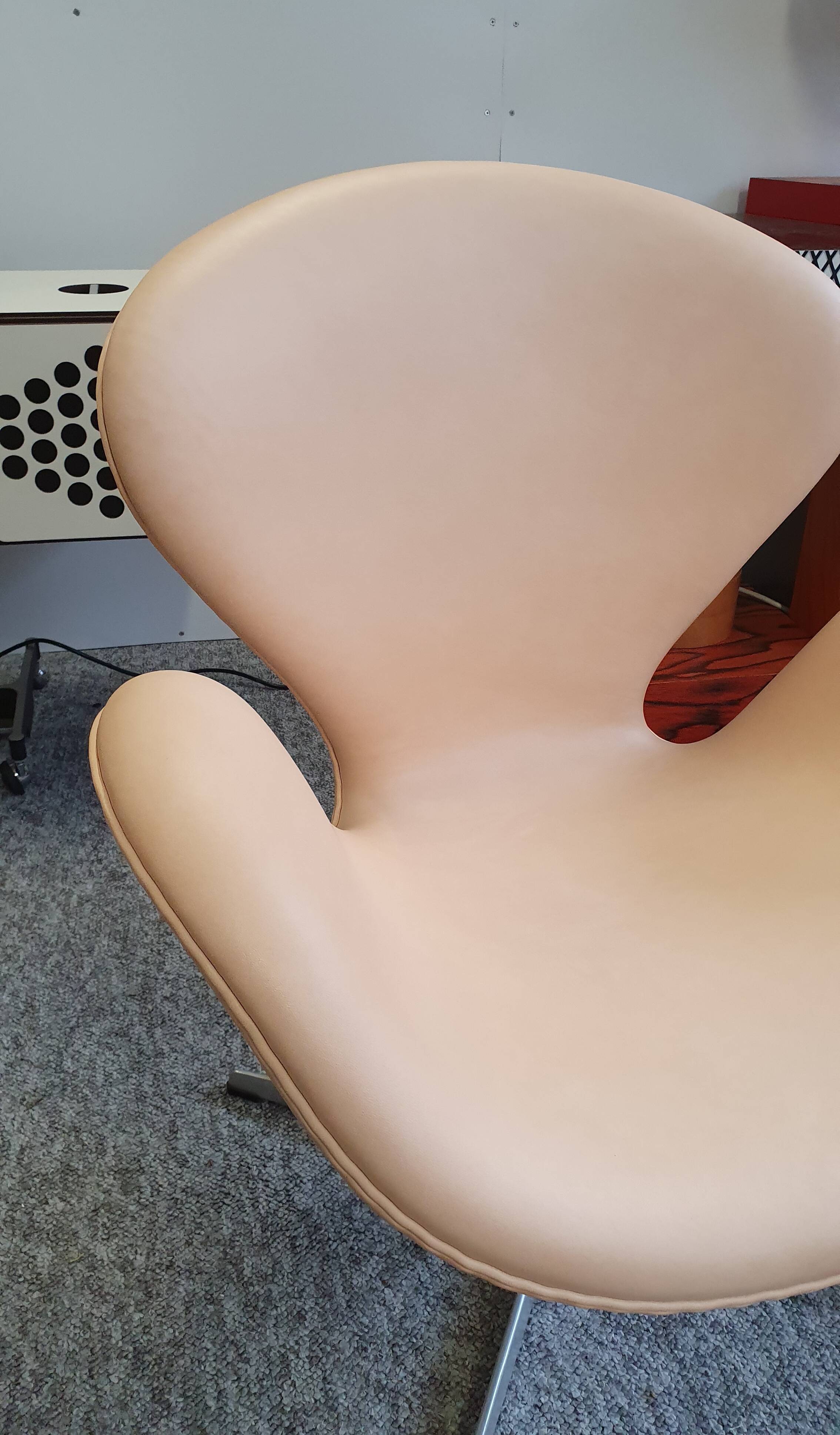 Arne Jacobsen natural leather swan chair by Fritz Hansen