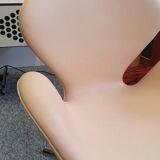 Arne Jacobsen natural leather swan chair by Fritz Hansen