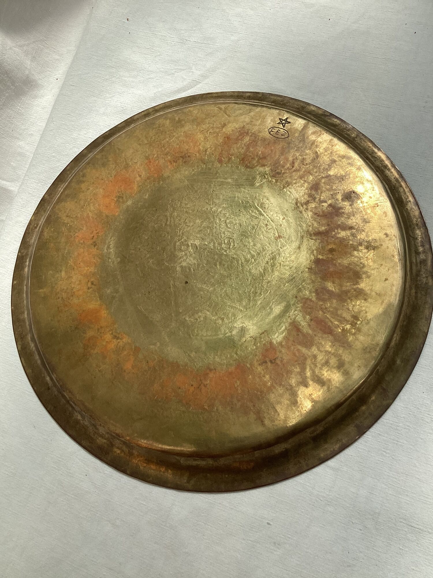 Moroccan tray in gilded brass dimension: height -2.5cm- diameter -35cm-