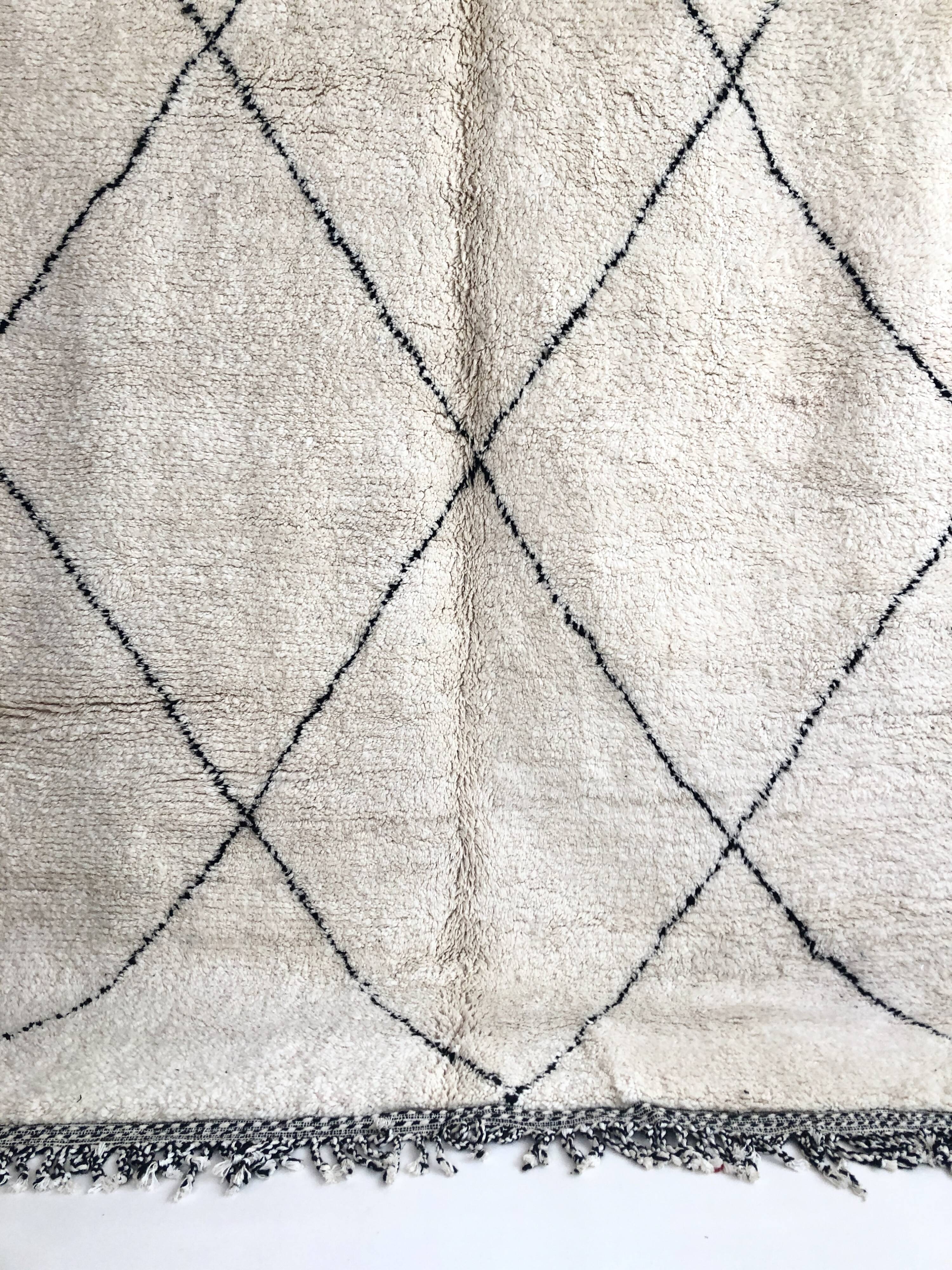 Moroccan Berber carpet Beni Ouarain with black diamonds 3,05x2.09m