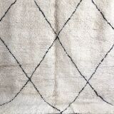 Moroccan Berber carpet Beni Ouarain with black diamonds 3,05x2.09m