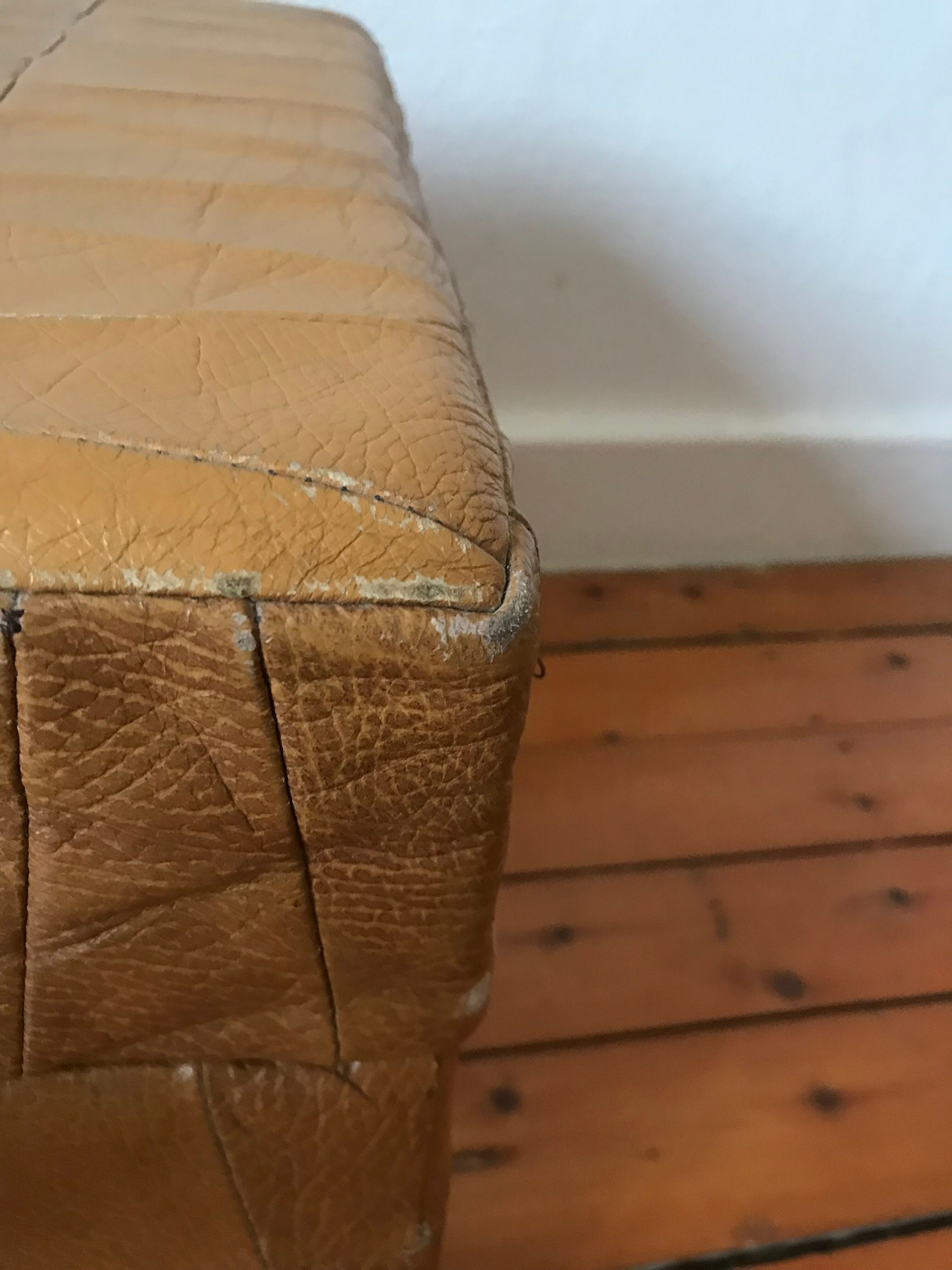 Pouf coffre cuir patchwork vintage circa 1960