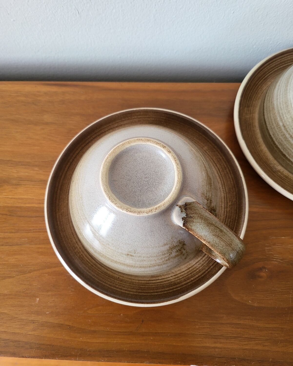 Ensemble de 2 grandes tasses et sous-tasse en grès Longchamp