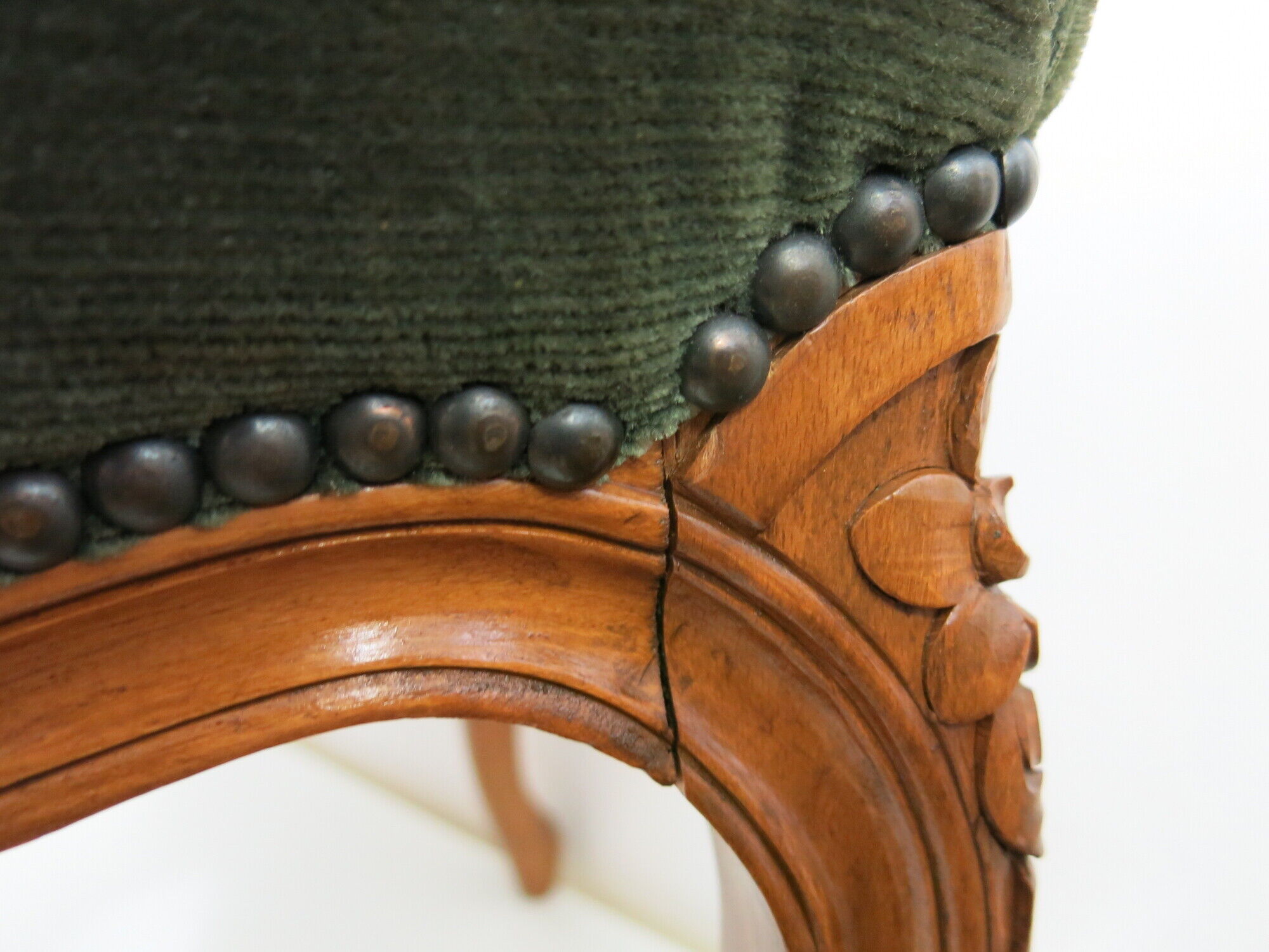 Louis XV footrest in carved wood and green velvet