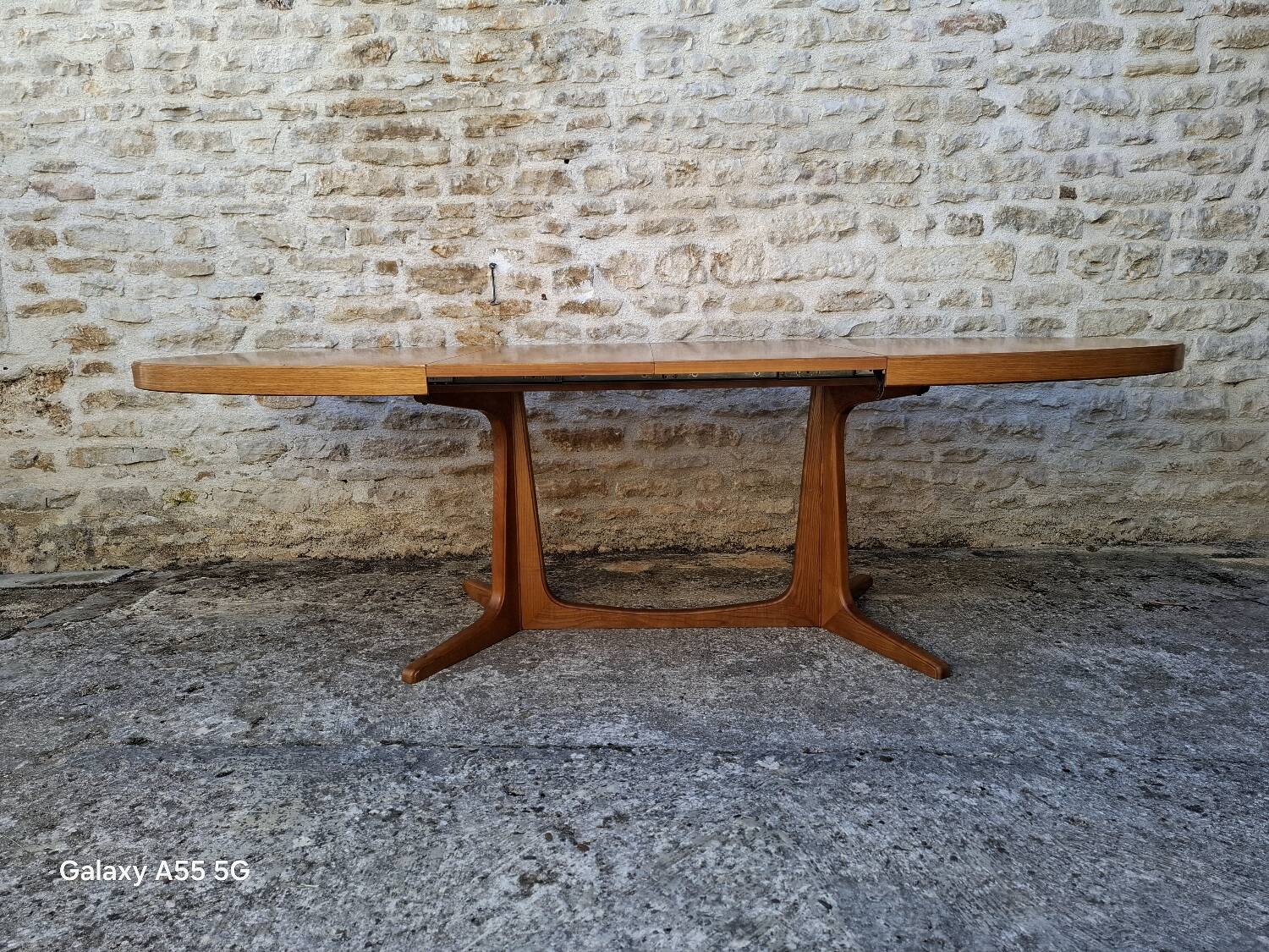 Baumann oval table