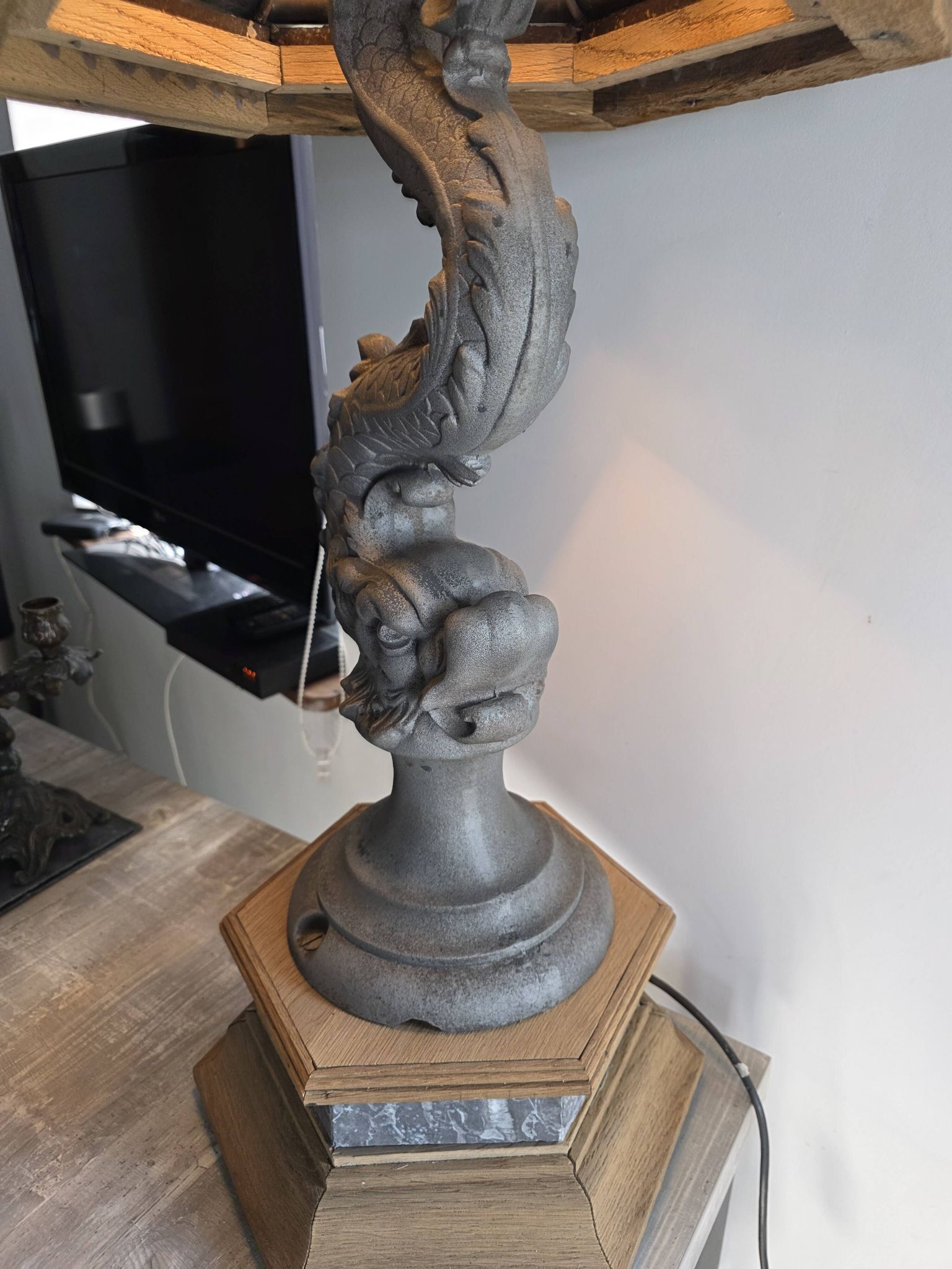 Monumental lamp with a dolphin in cast iron and lead scales - 110cm