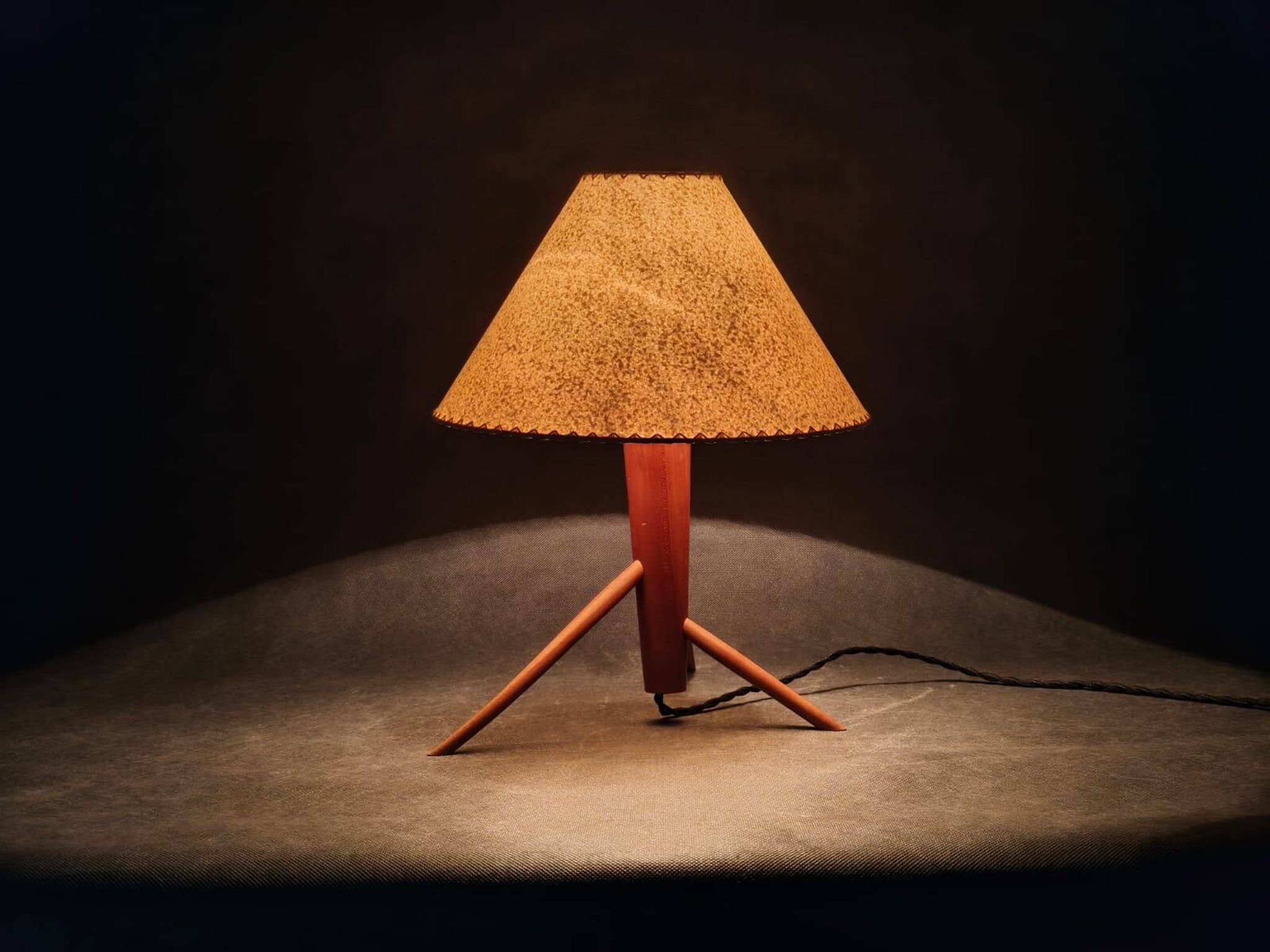 Lampe de table en érable des années 60, base trépied style ULUV.