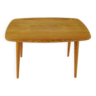 Mid-century modern coffee table in Swedish pine, 1940s.