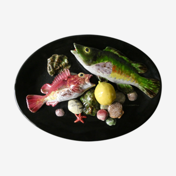 Plat en barbotine, décor poissons, signé Quinson à Vallauris