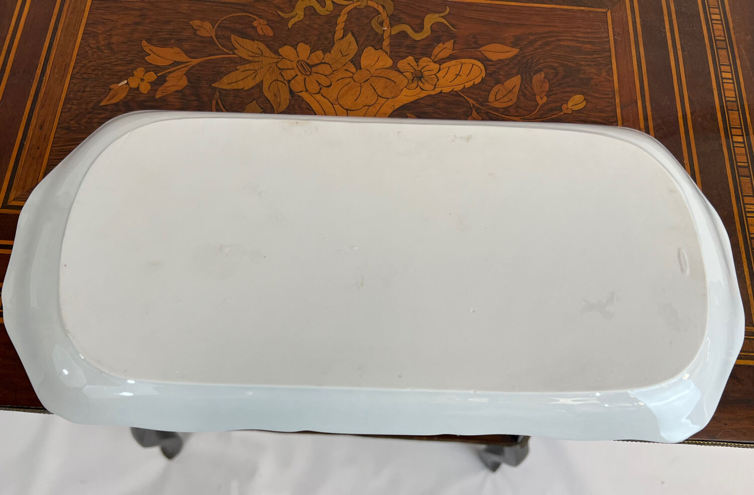 White porcelain cake dish