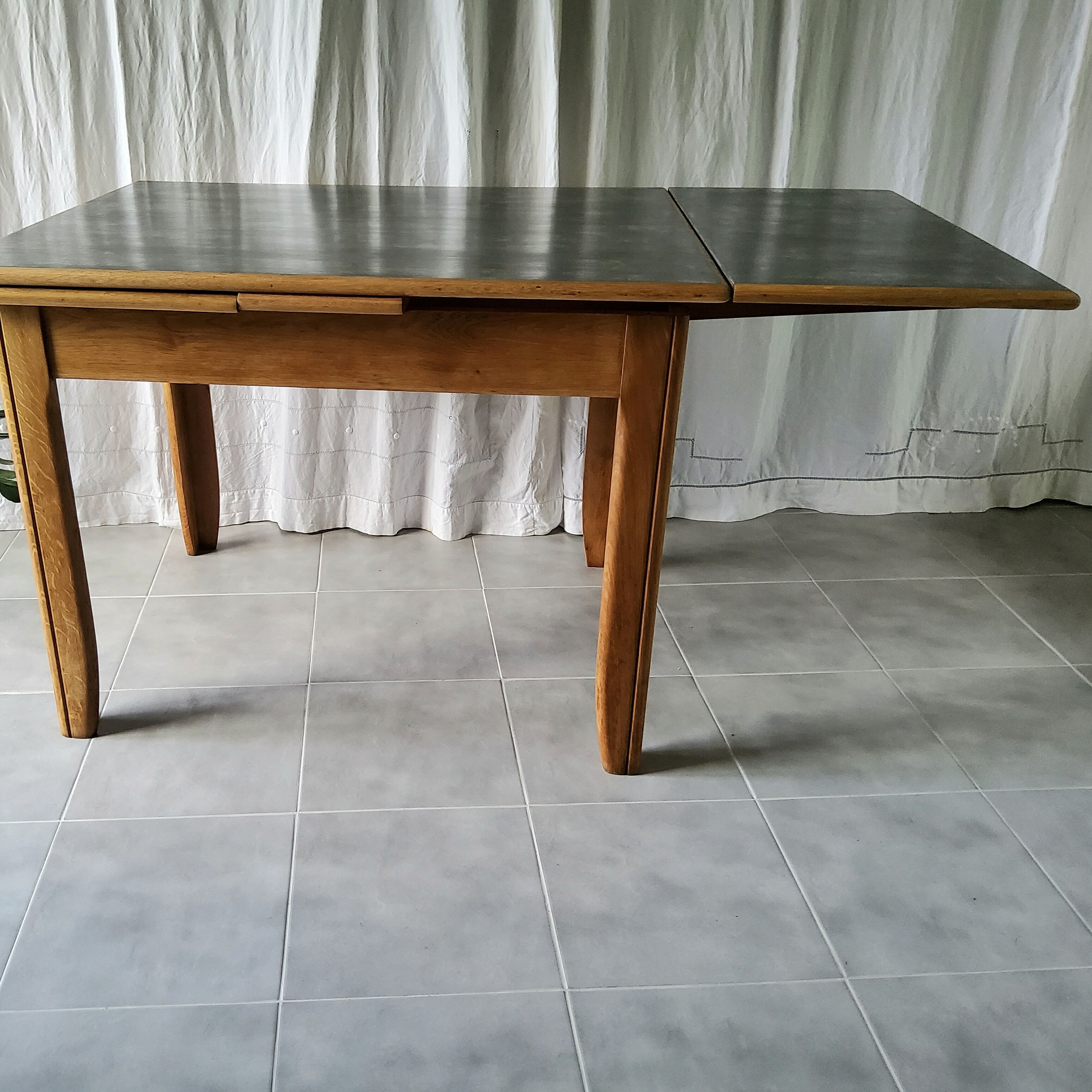 Extendable Closing Table
