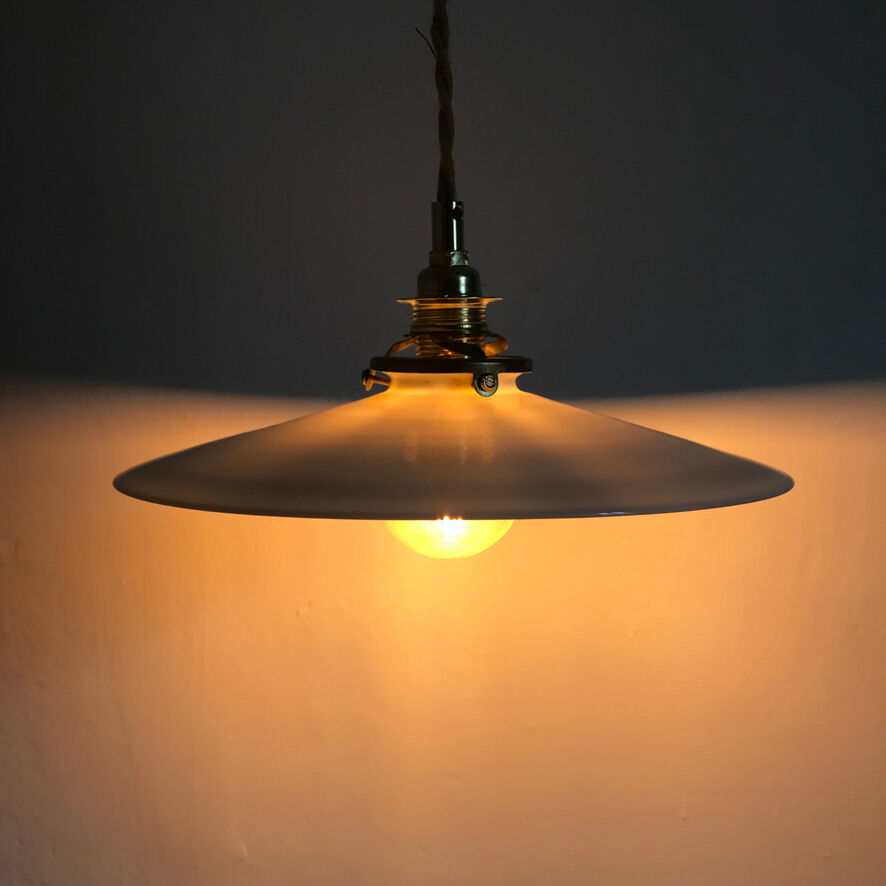 Flat opaline suspension