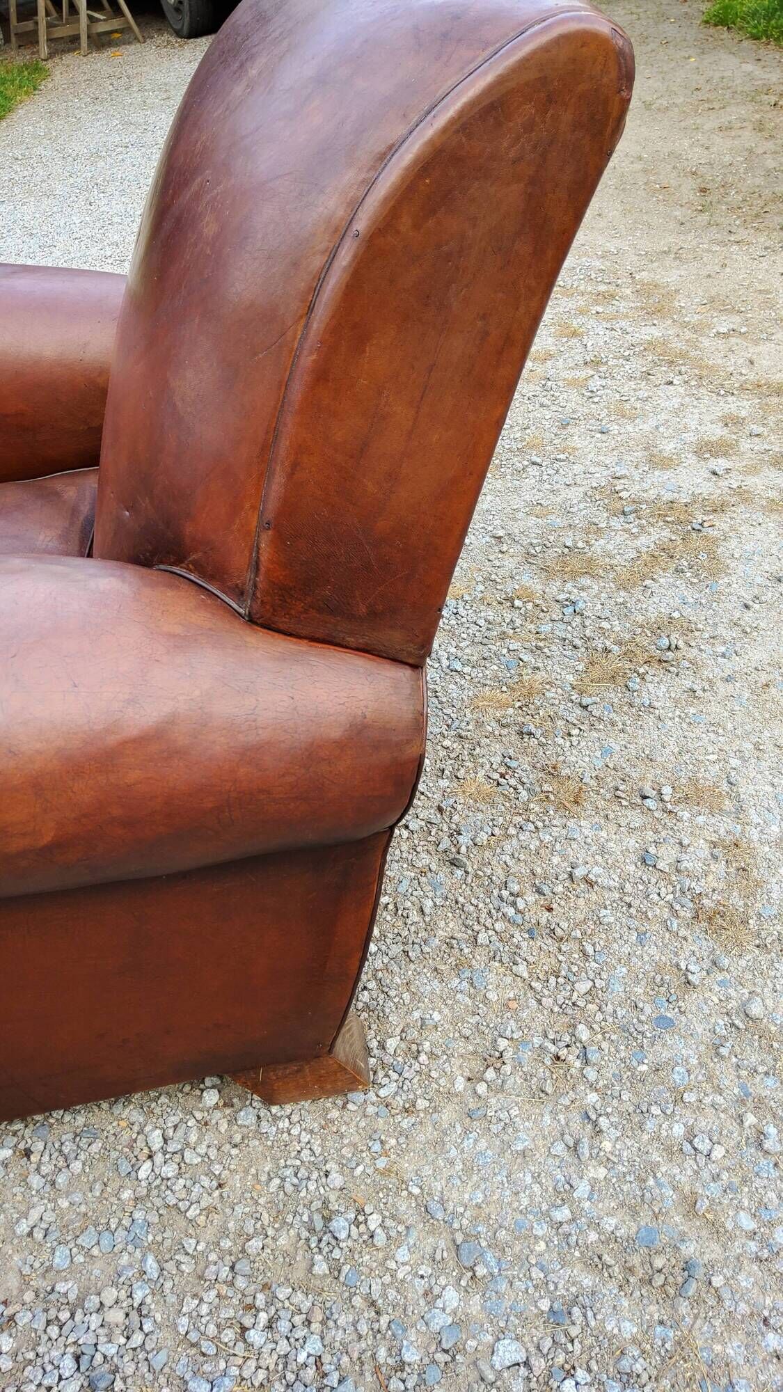 Paire de fauteuils club en cuir brun des années 30
