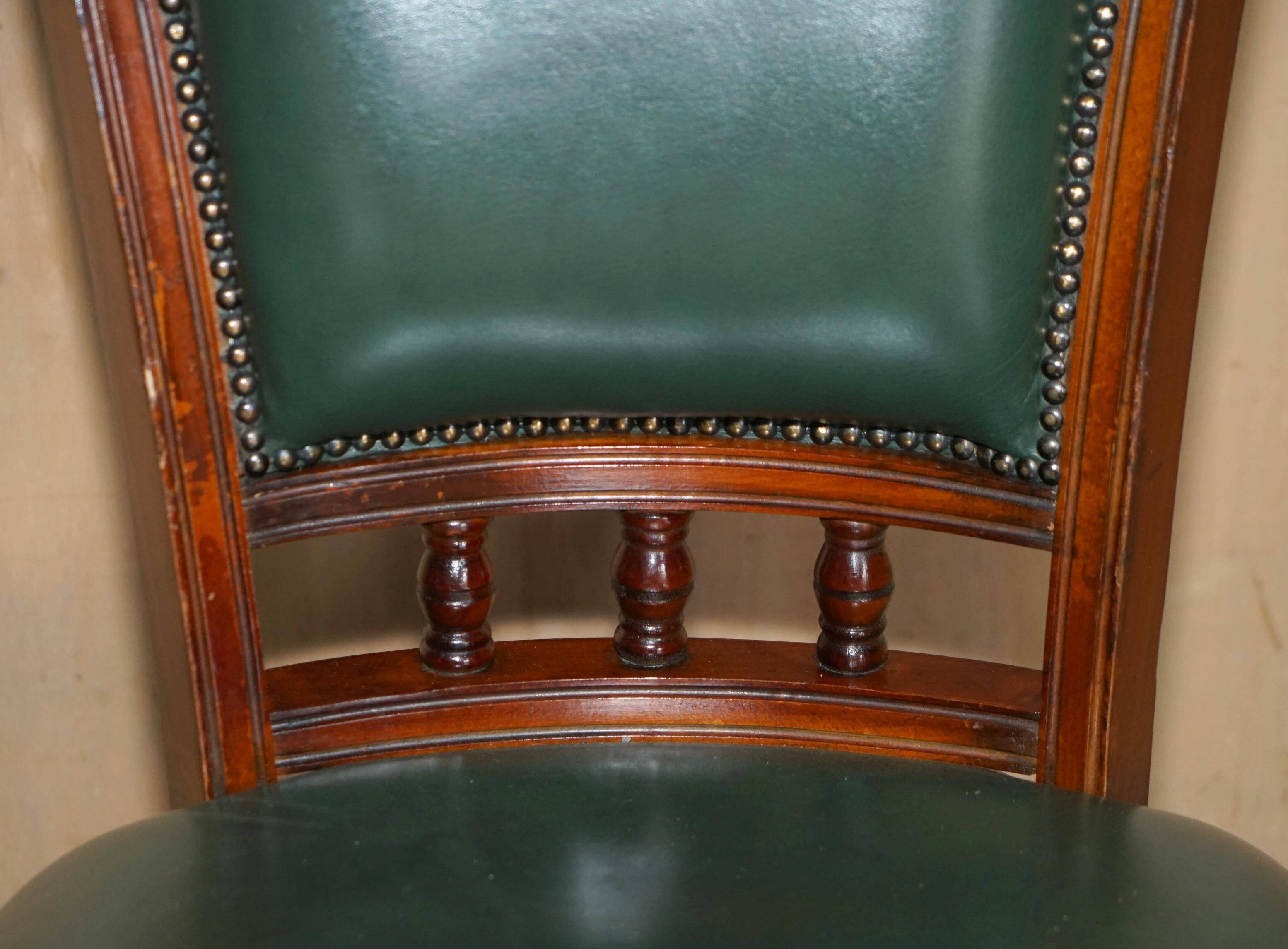 Modern captain's chair in leather, beech frame, adjustable.
