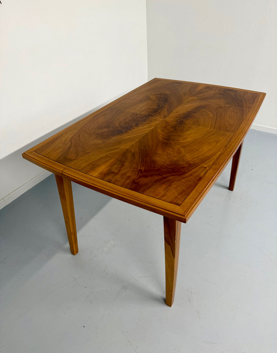 Table de repas à rallonges noyer massif design style scandinave an70