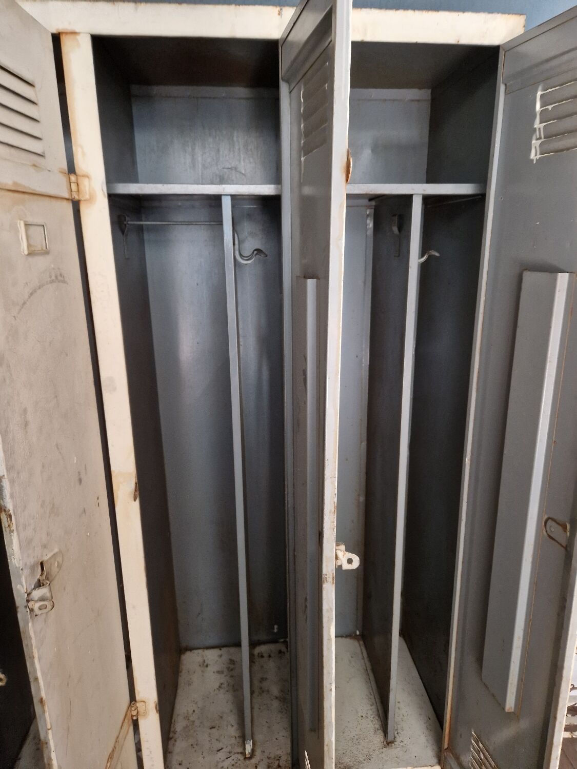 Old 3-door locker room