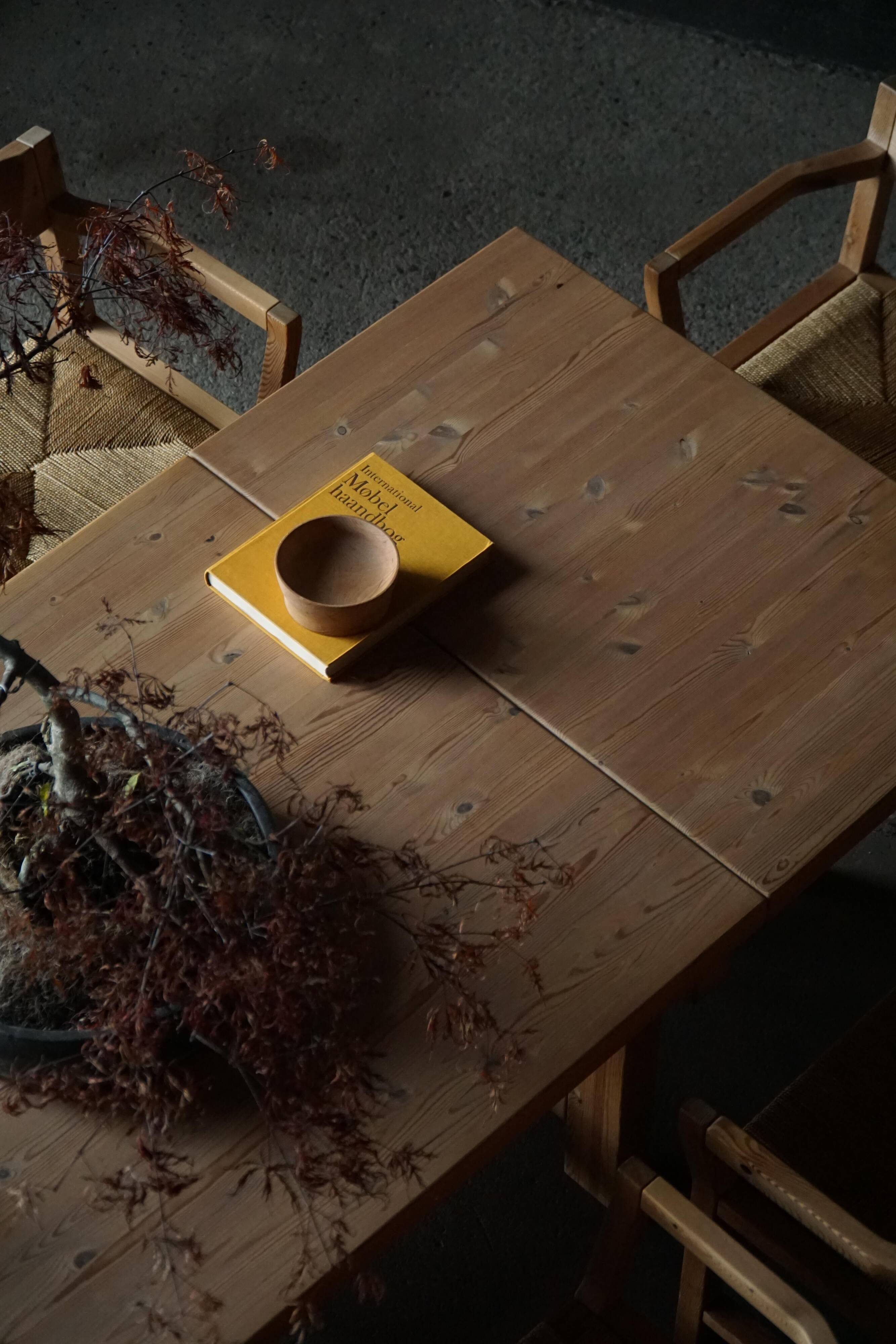 Modern Danish brutalist extendable dining table in pine, Tage Poulsen, 1970s.