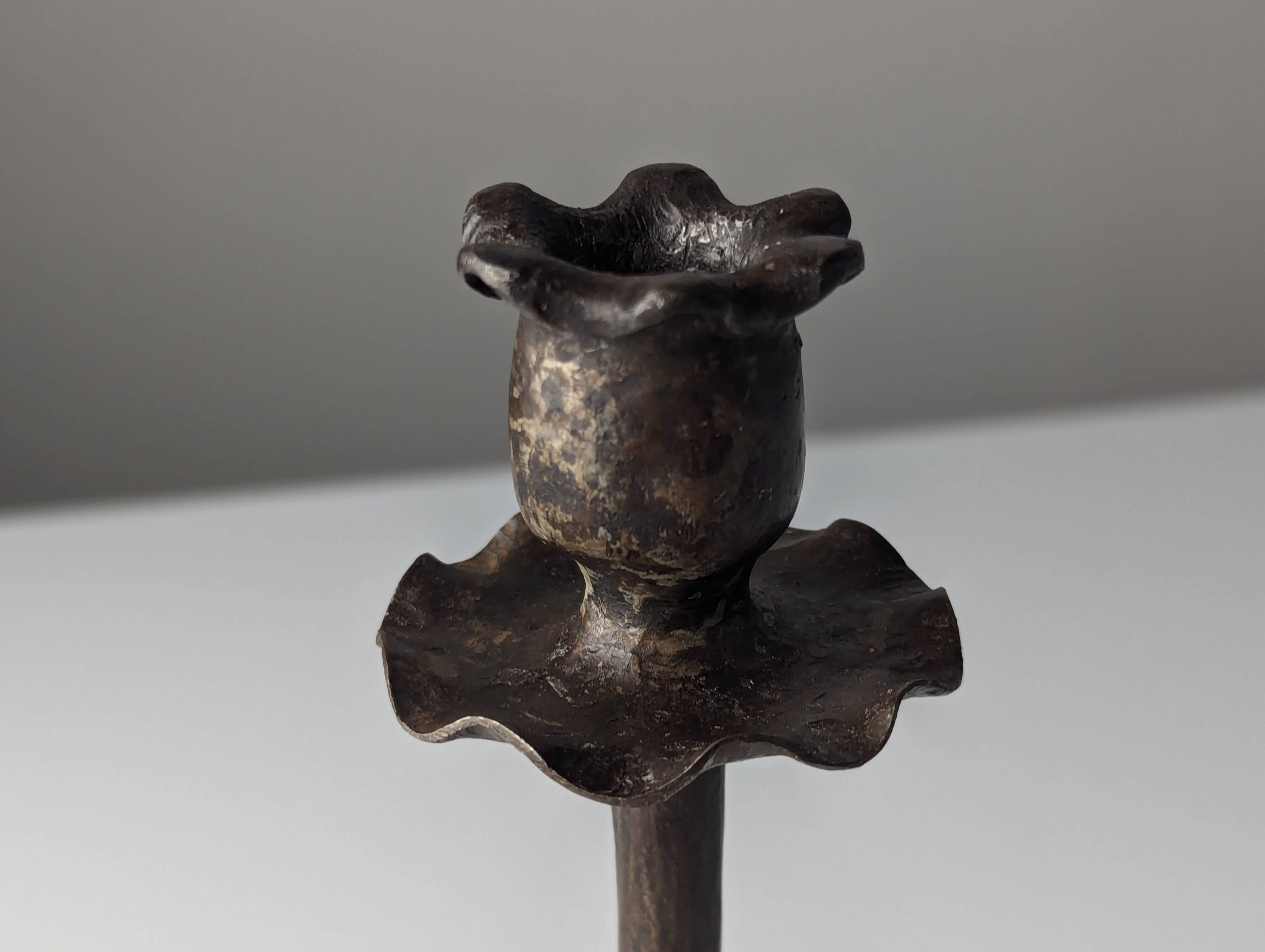 Candelabre en fer forgé avec tête de dragon, style Samuel Yellin, 20e siècle