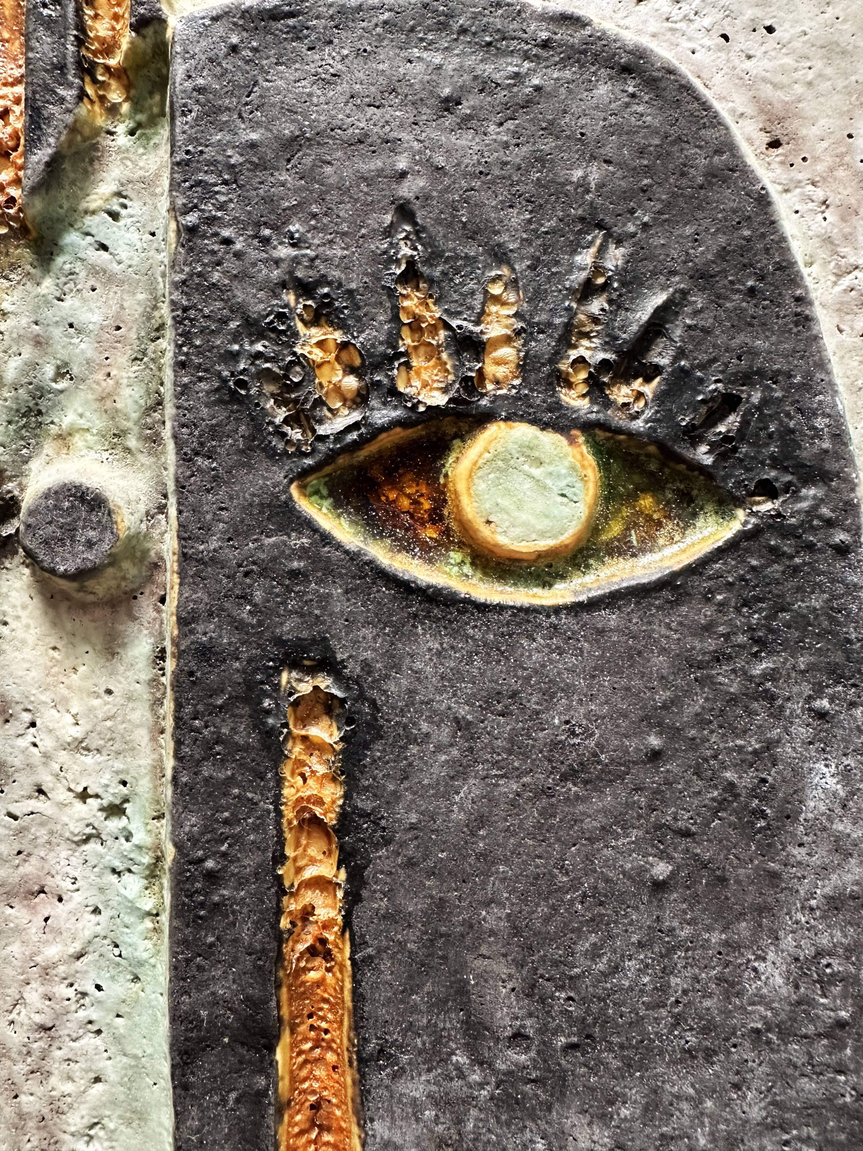 Sculpture murale cubiste en terre cuite émaillée. Allemagne, années 60