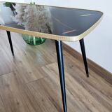 Table basse en verre aux pieds fuseaux