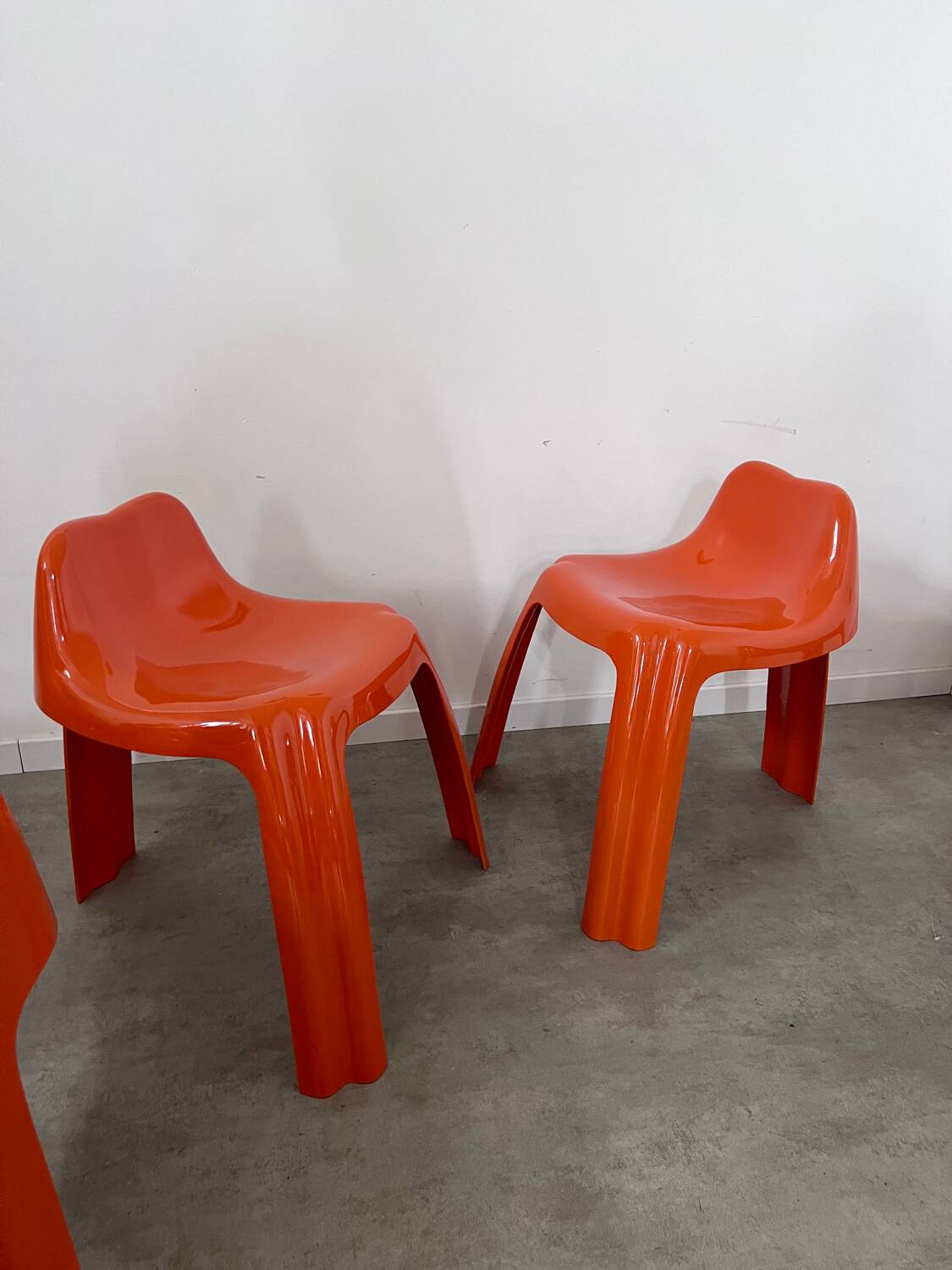 Table and 4 chairs in orange fiberglass design from the 70s Patrick Gingembre Paulus edition