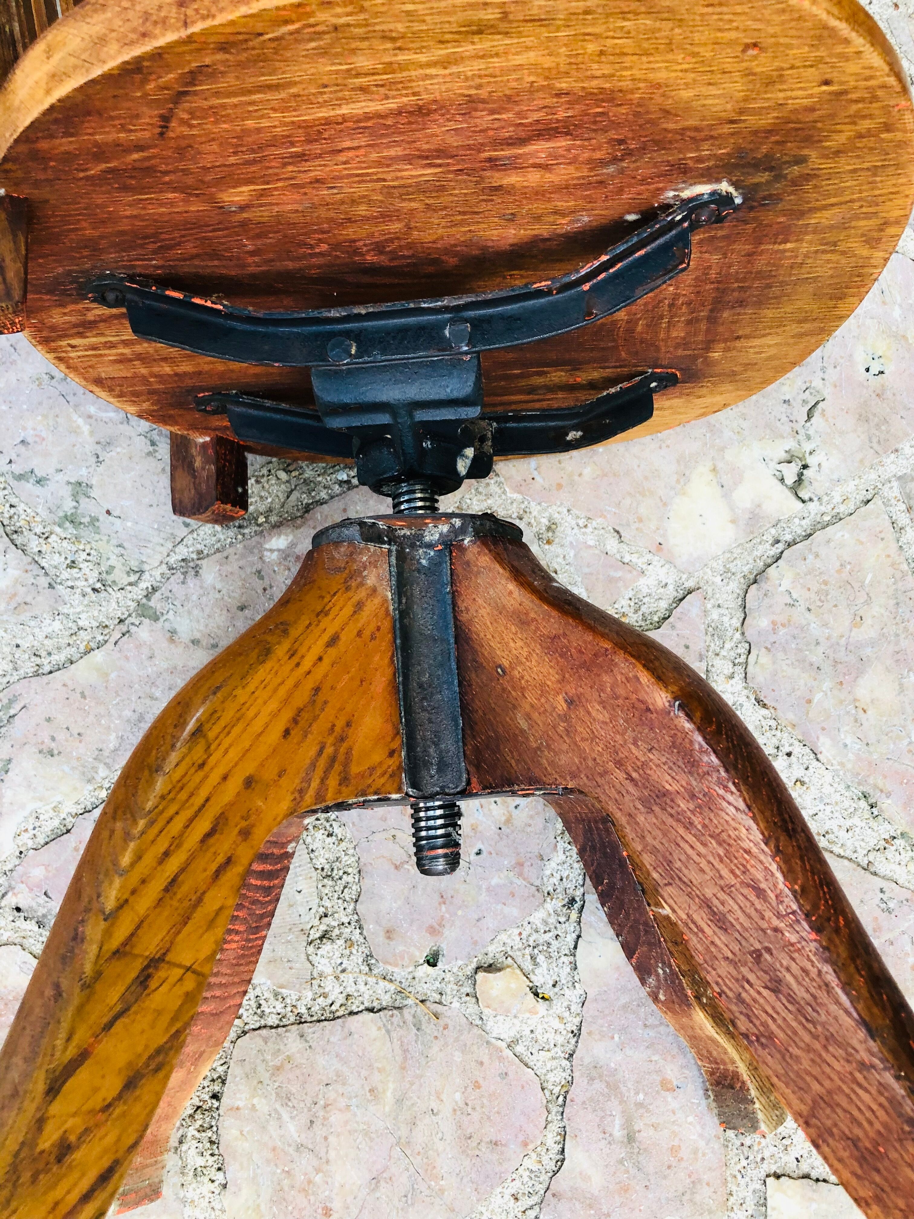 Swivel office chair