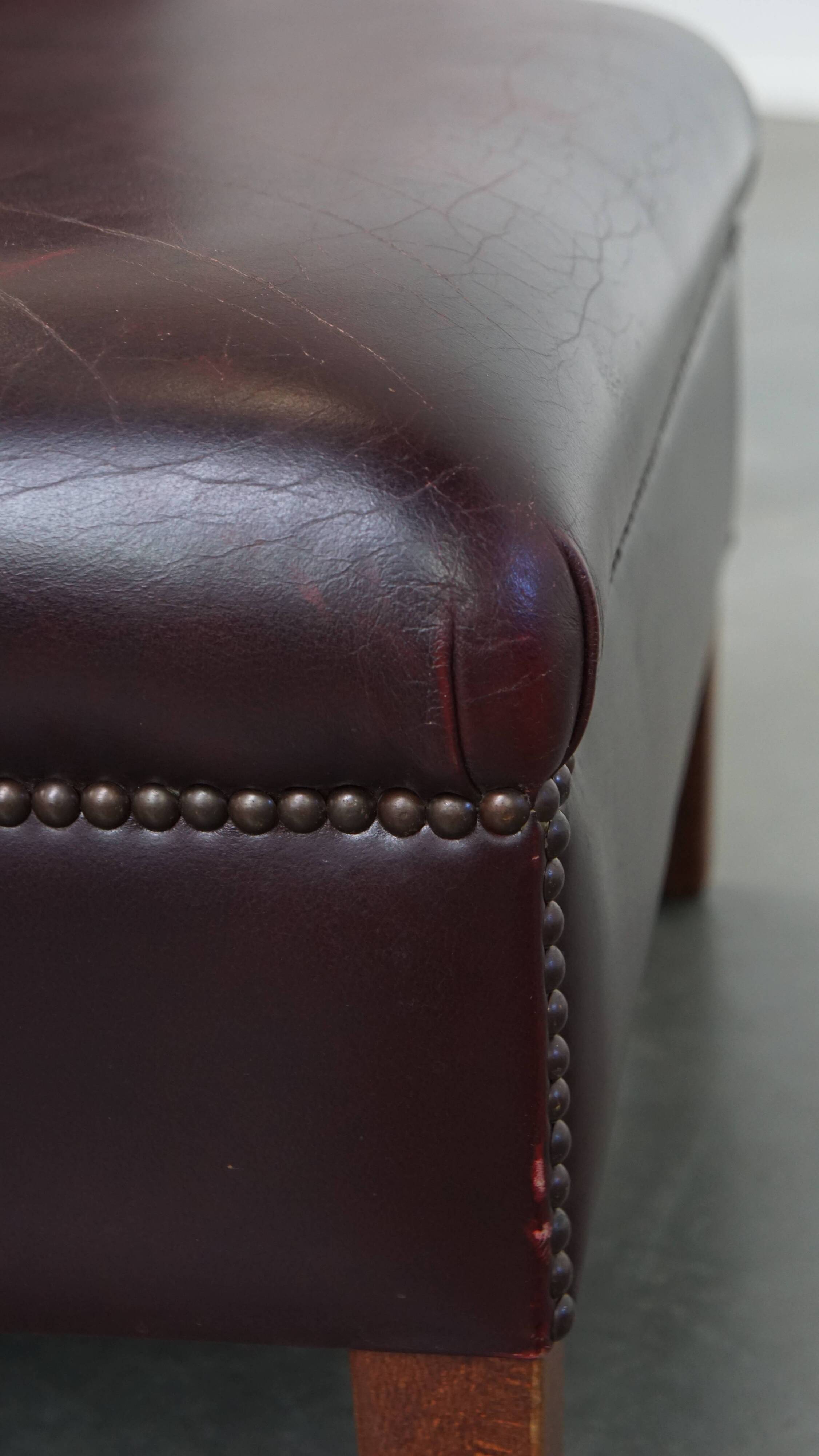 Ensemble de 2 fauteuils à oreilles en cuir de vachette + pouf de style anglais