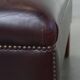 Ensemble de 2 fauteuils à oreilles en cuir de vachette + pouf de style anglais