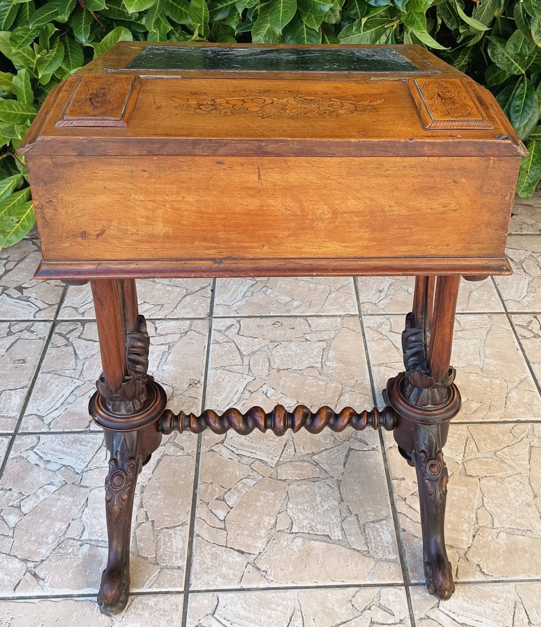 Davenport desk in marquetry walnut, Victorian period.