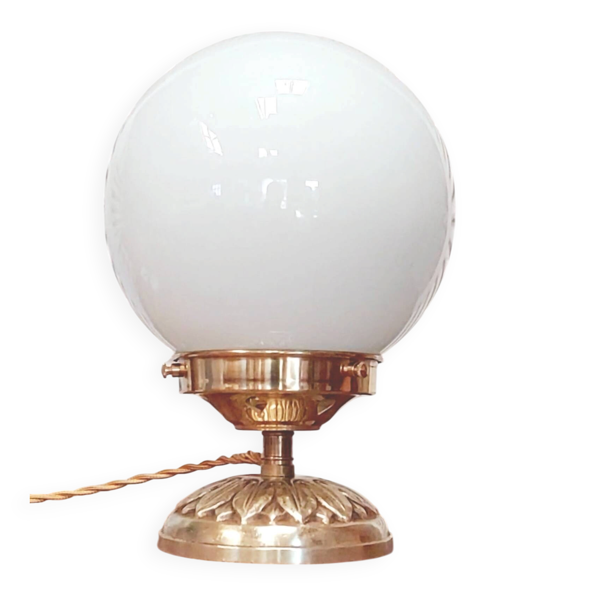 Lampe à poser globe opaline 