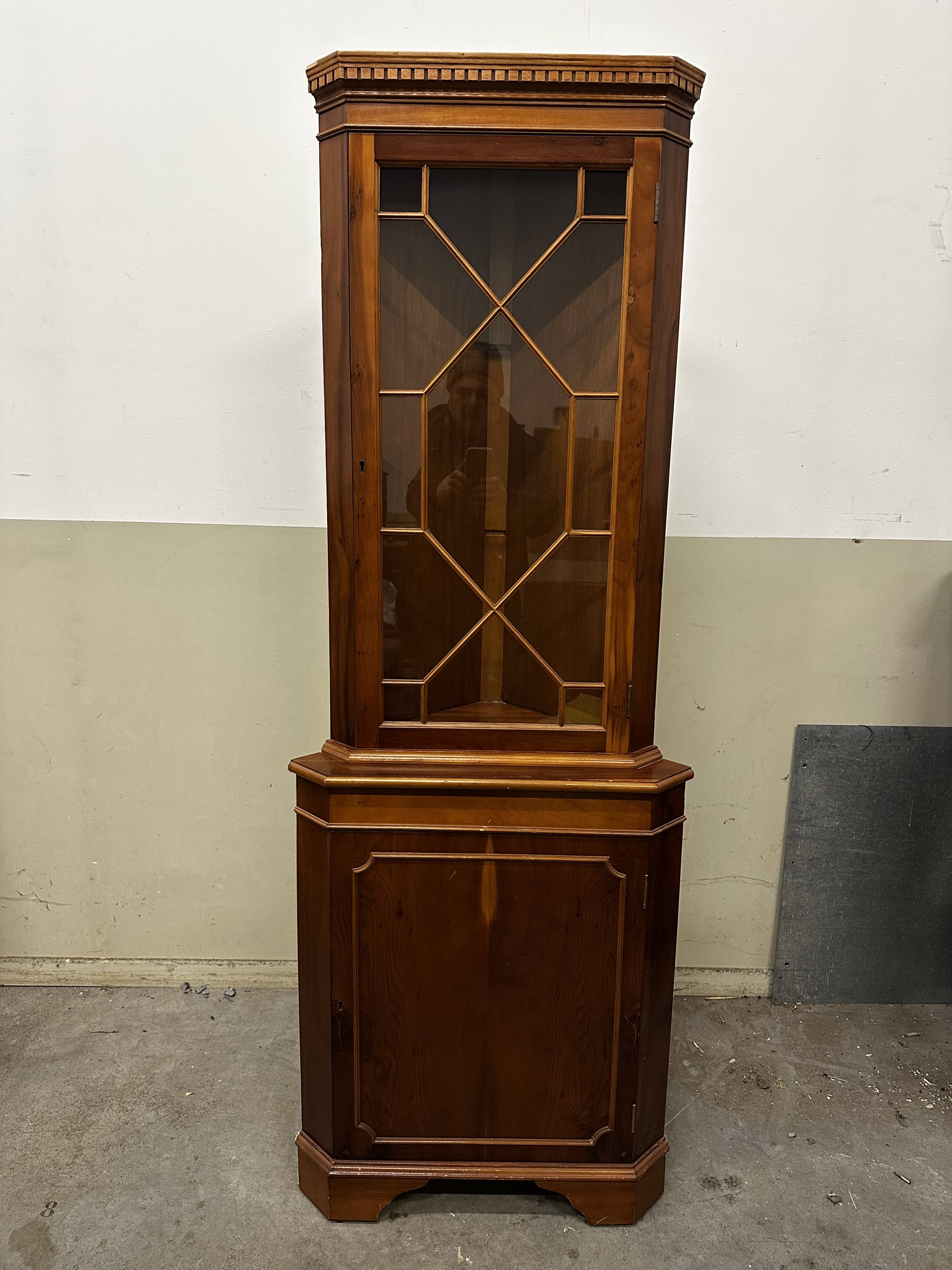 Meuble Vitrine d’encoignure en merisier XX e s