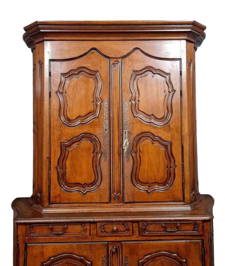 buffet deux corps galbé style Louis XV en noyer