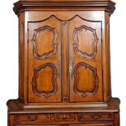 buffet deux corps galbé style Louis XV en noyer