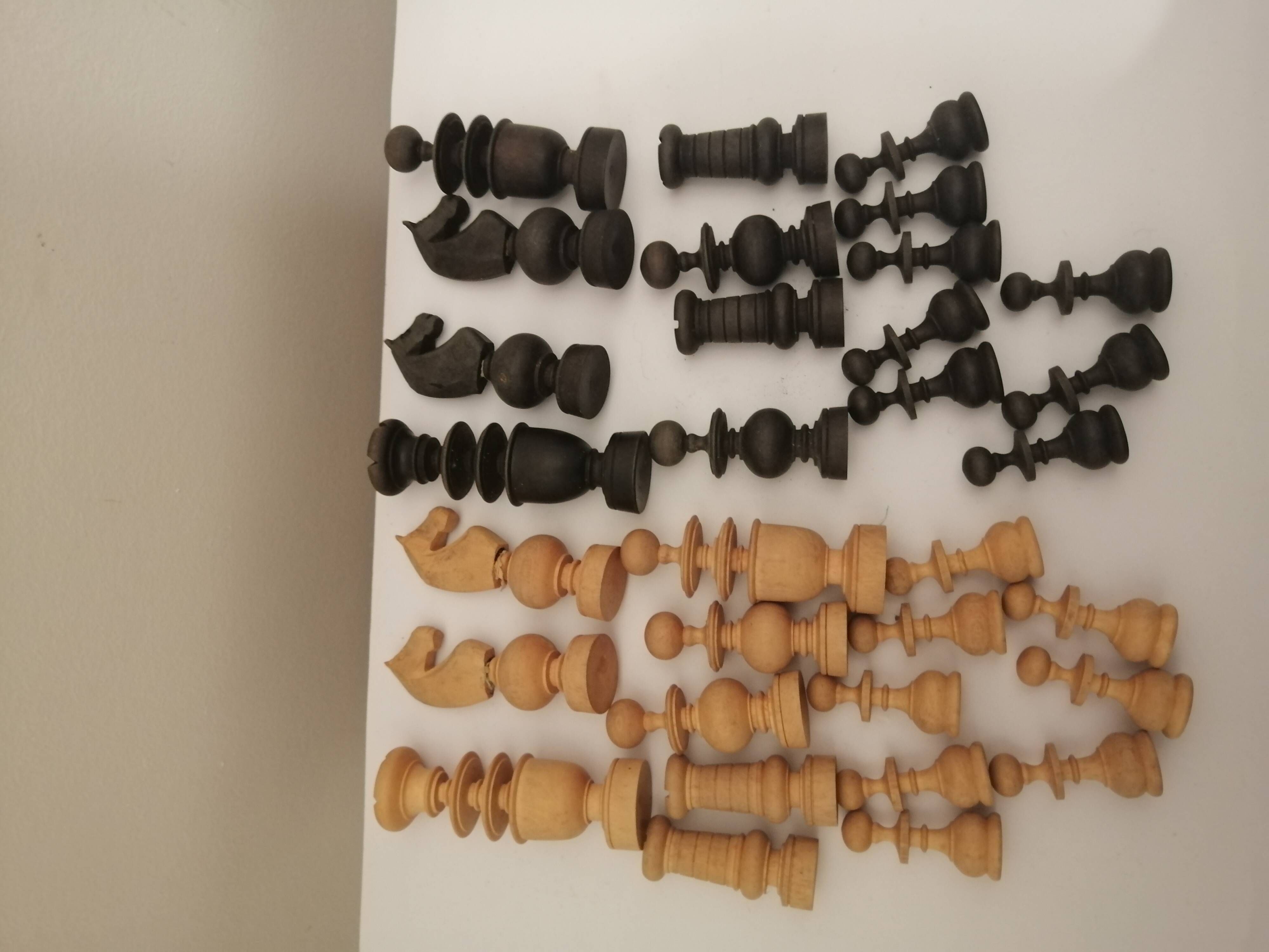 lot of chess pawns in carved turned boxwood (32 pieces)