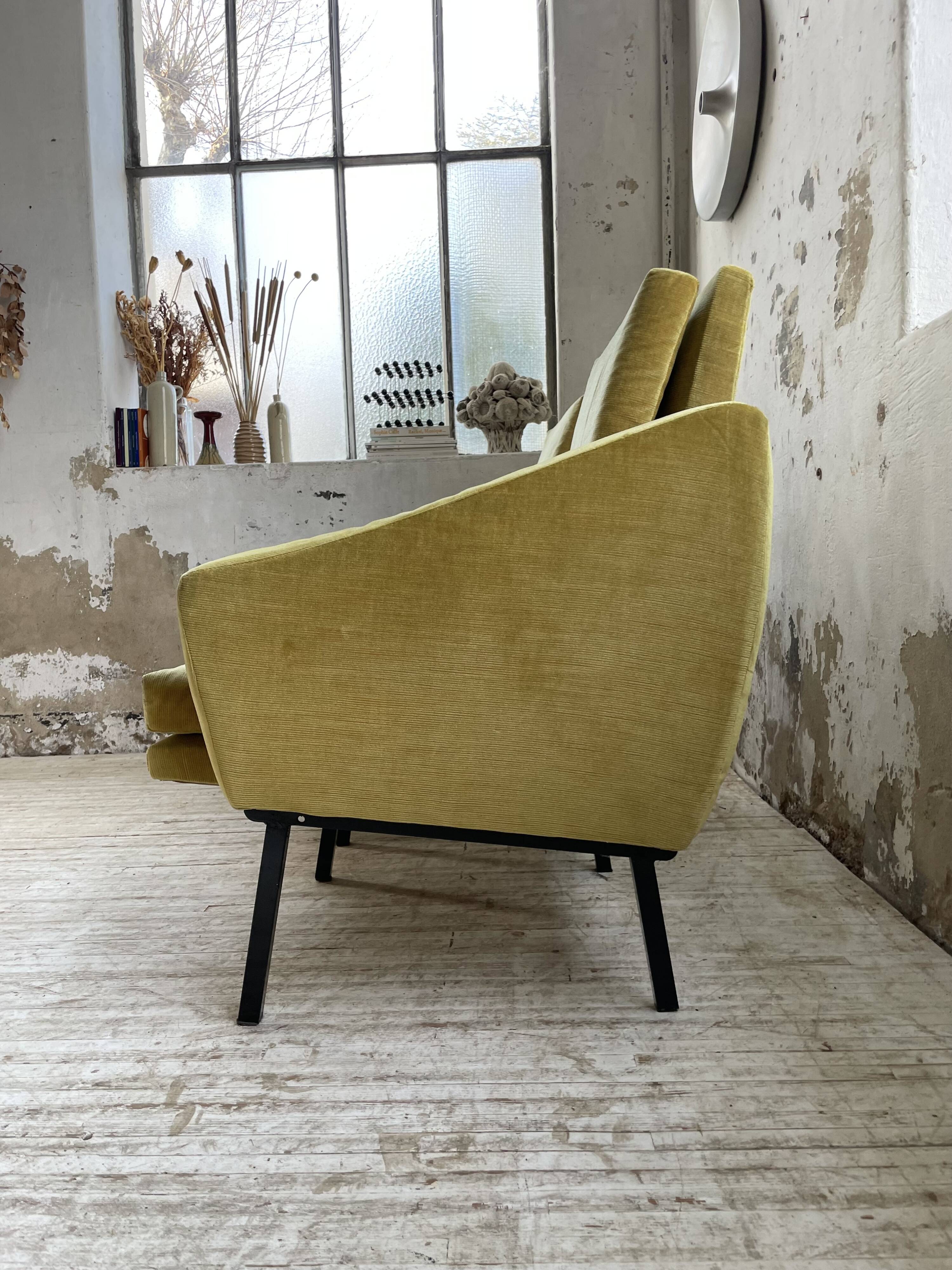 Paire de chauffeuses fauteuils vintage velours jaune