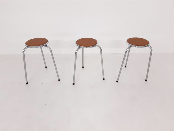Ensemble de 3 tabourets chromés avec sièges en cuir cognac, années 1960