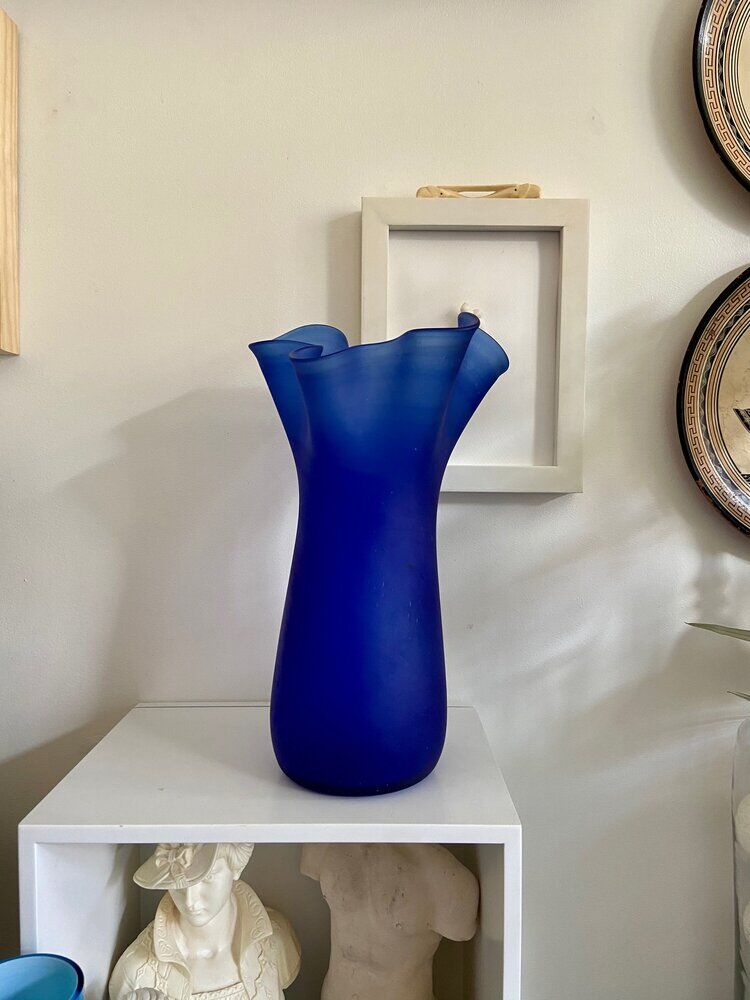 Vase mouchoir en verre bleu