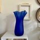 Vase mouchoir en verre bleu