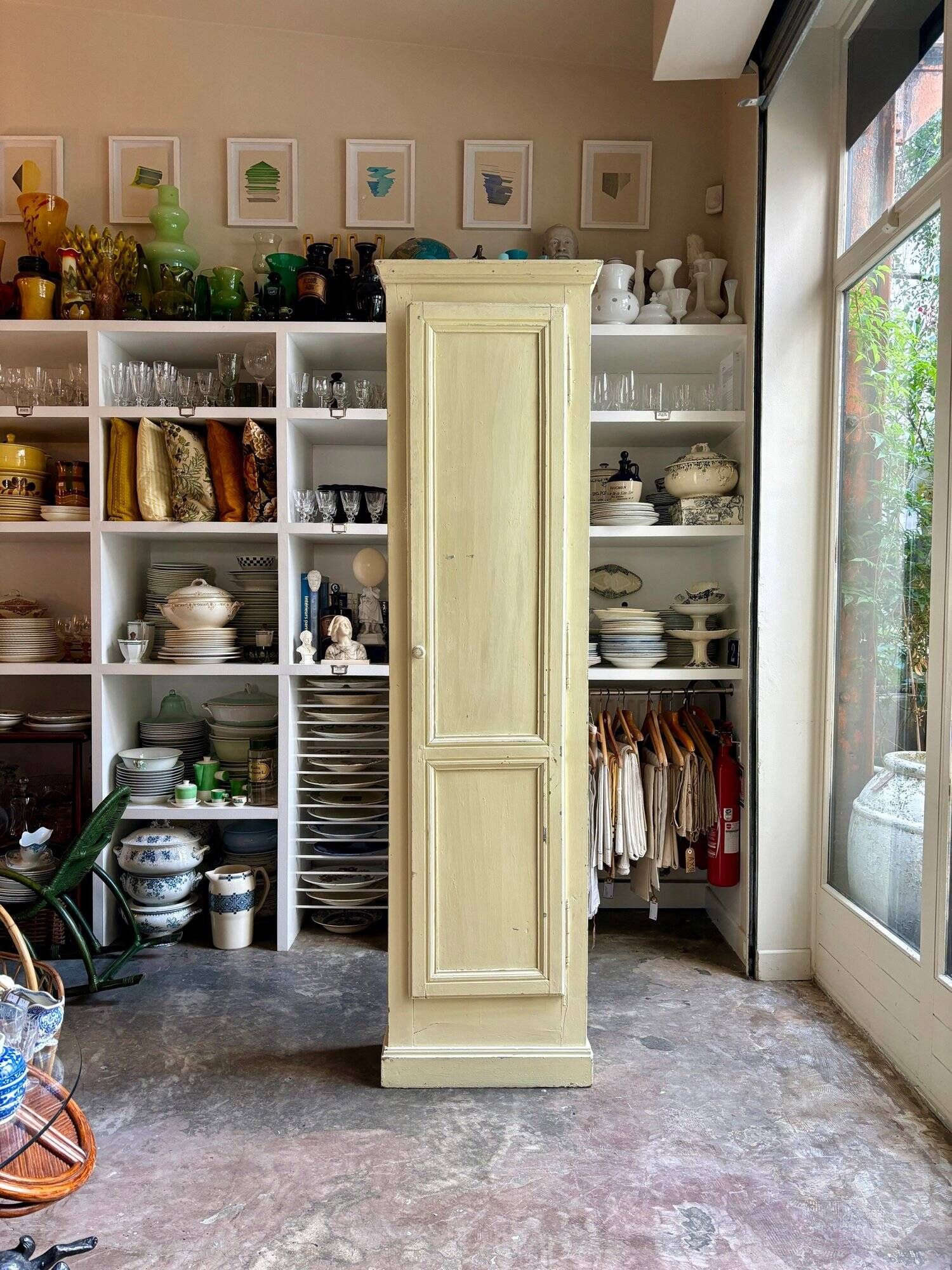 Standing man, cabinet with 1 door, 3 shelves in beige wood