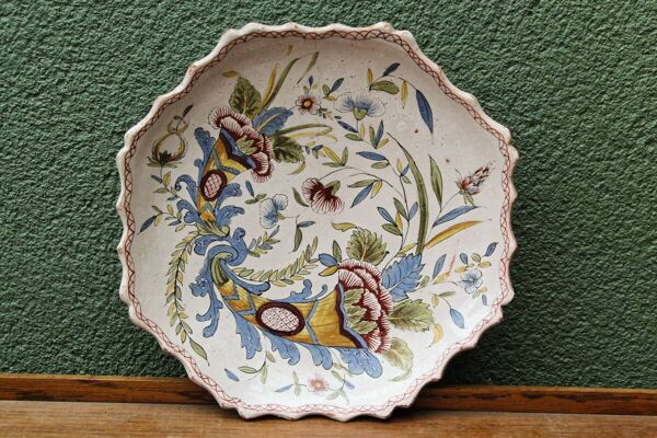 Paire d'assiettes Rouen octogonales, signées AP