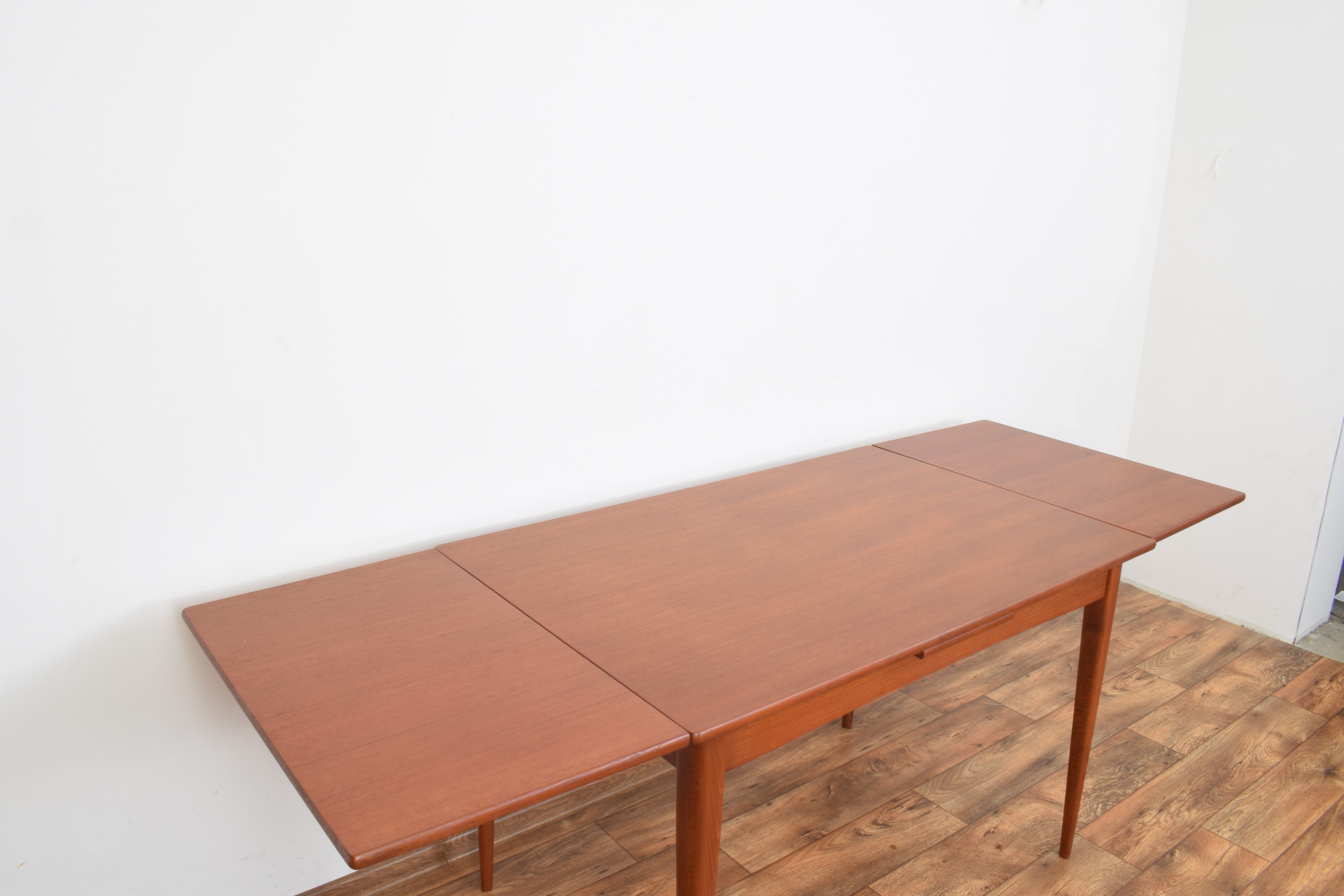 Extendable dining table from Friedrich A.