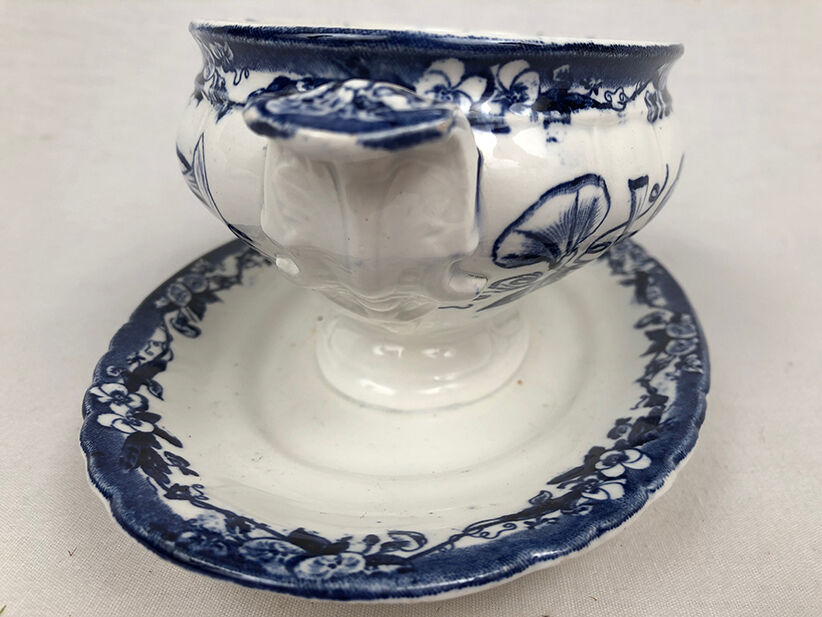Gravy boat on plate. J. Old man. Bordeaux