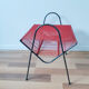Porte-vinyles vintage en métal noir et scoubidou rouge,  années 50