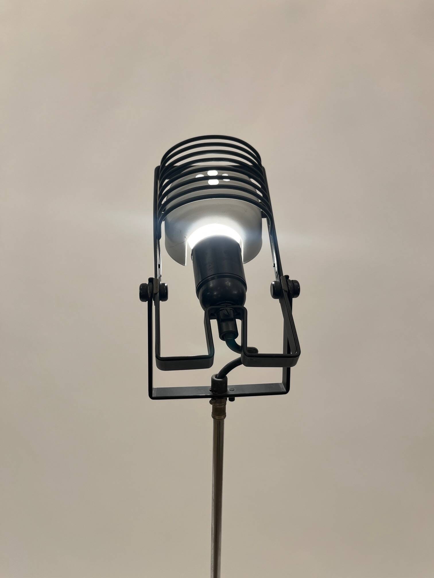 Lampadaire vintage style industriel de Ernesto Gismondi éditée par Artemide en Italie vers 1978