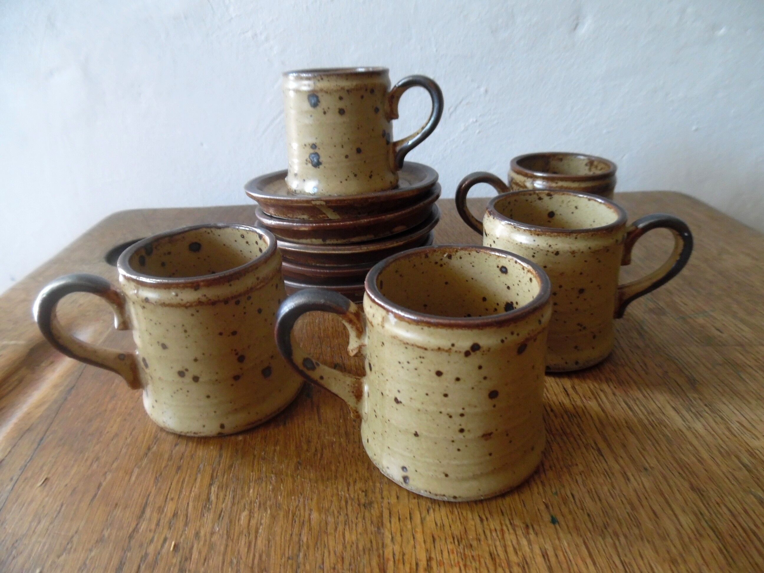 Tasses à café et soucoupes en grès
