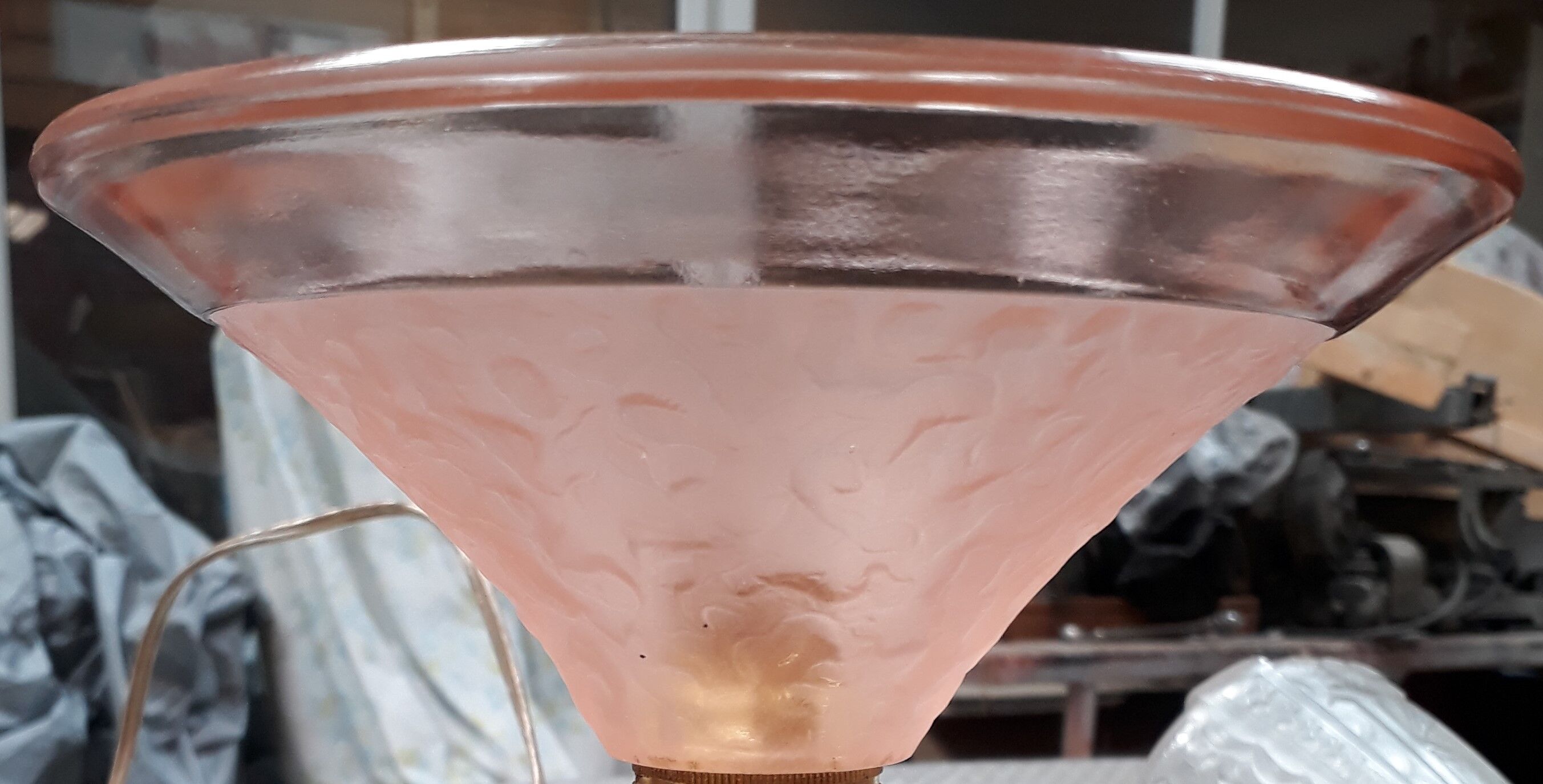 small lamp in golden regule 1930 to 40 with inter, and opaque molded glass pink ,,,23cmx17cm
