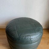 Pouf en cuir patchwork vert de Sède
