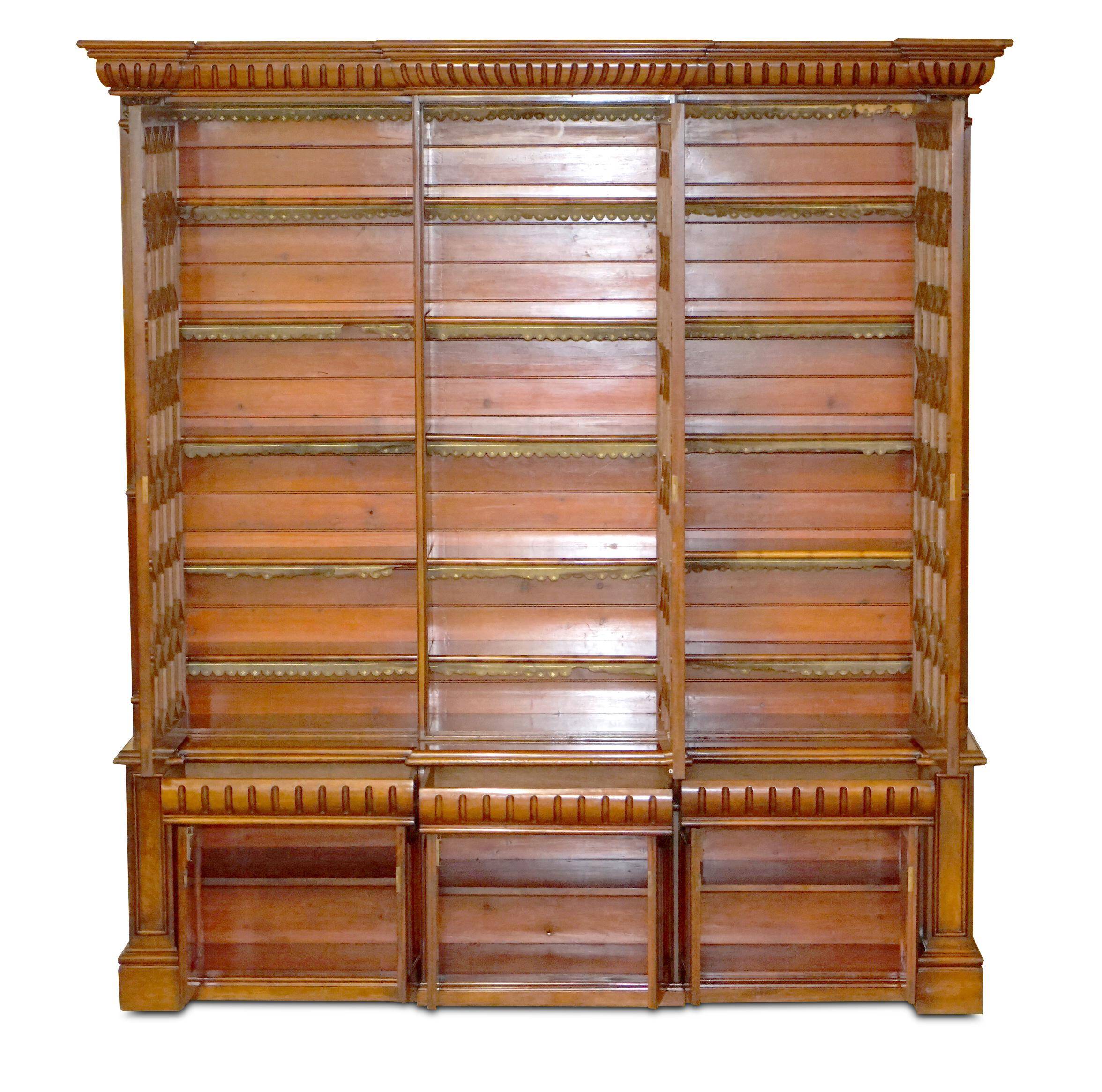 Bibliothèque monumentale haute victorienne en acajou massif avec vitrines astrales