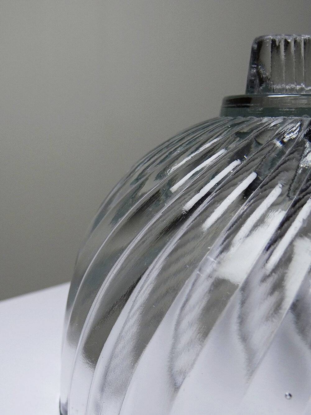 Petite cloche à dessert ou à fromage en verre pressé vintage/ancienne torsades